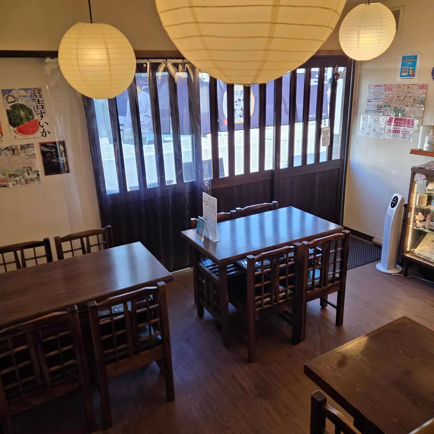 提灯の明かりが灯る店内